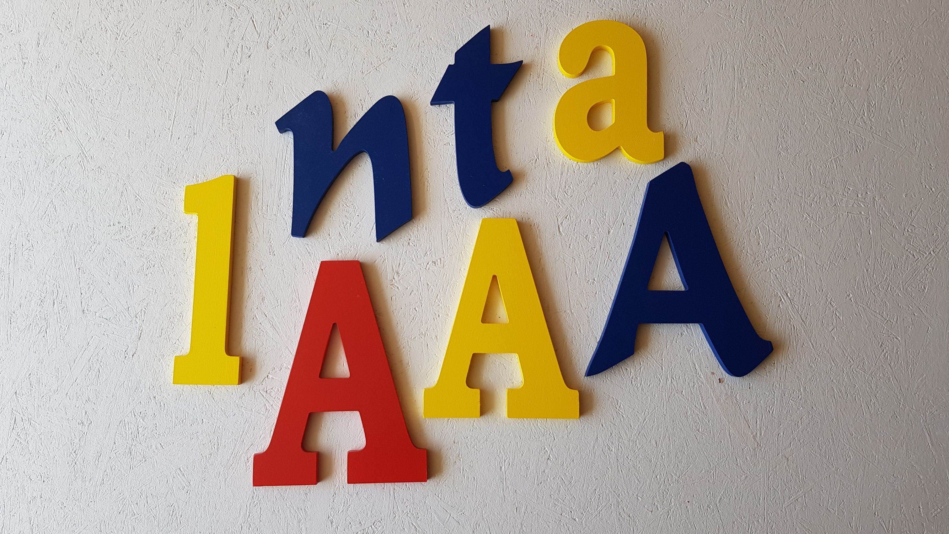 litery na ścianę